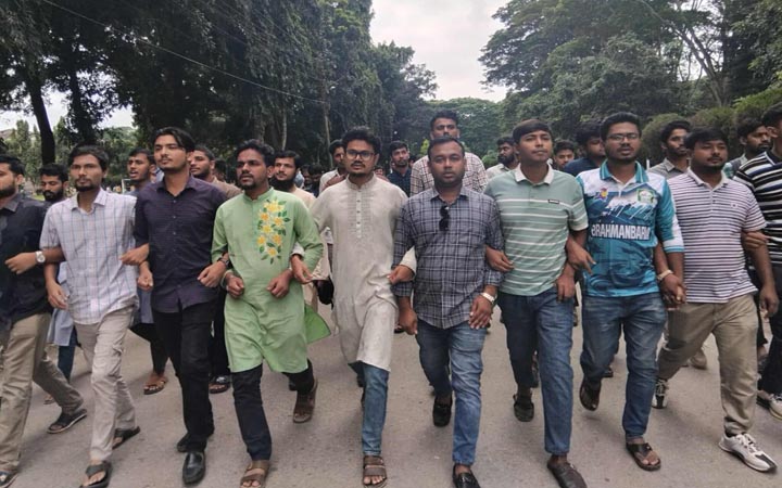 চতুর্মুখী আন্দোলনে উত্তাল ইসলামী বিশ্ববিদ্যালয়